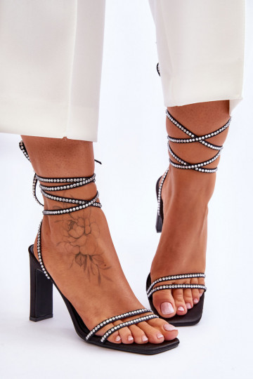 Elegantes sandalias con cordones y remaches en color negro Nessy