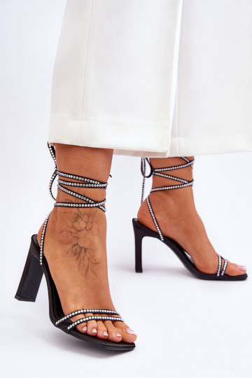 Elegantes sandalias con cordones y remaches en color negro Nessy 2