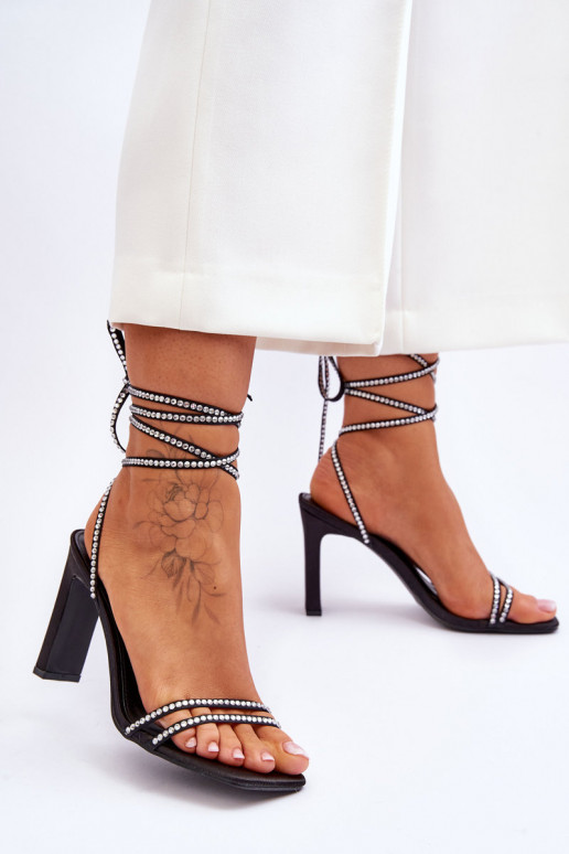 Elegantes sandalias con cordones y remaches en color negro Nessy