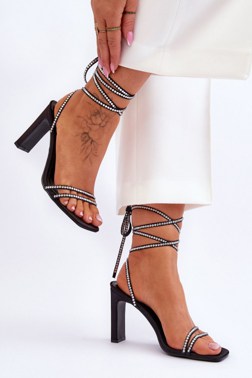 Elegantes sandalias con cordones y remaches en color negro Nessy