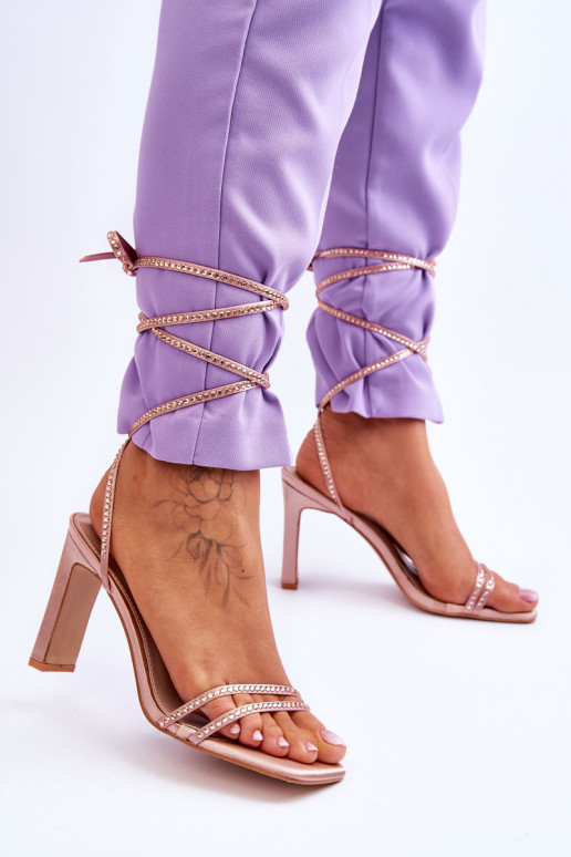 Sandalias elegantes con cordones y remaches Nude Nessy