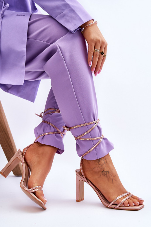Sandalias elegantes con cordones y remaches Nude Nessy