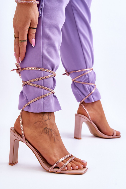 Sandalias elegantes con cordones y remaches Nude Nessy