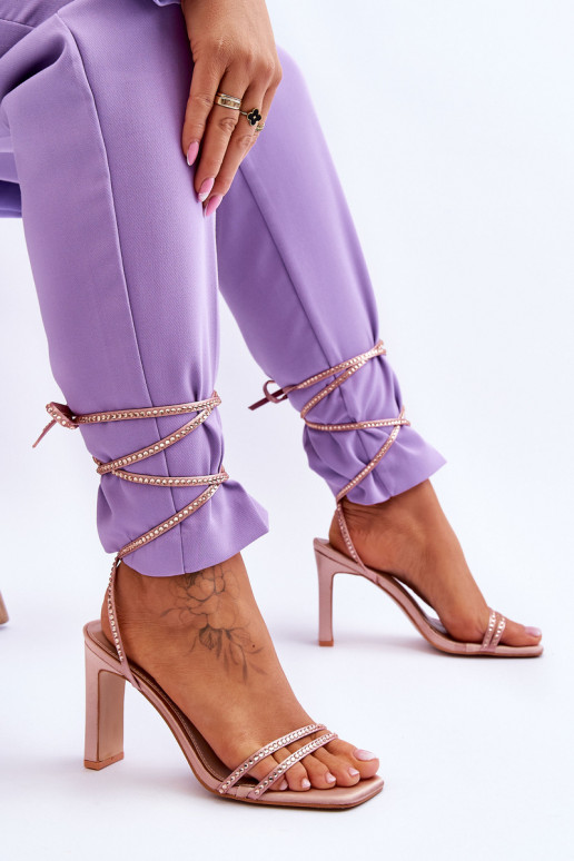 Sandalias elegantes con cordones y remaches Nude Nessy
