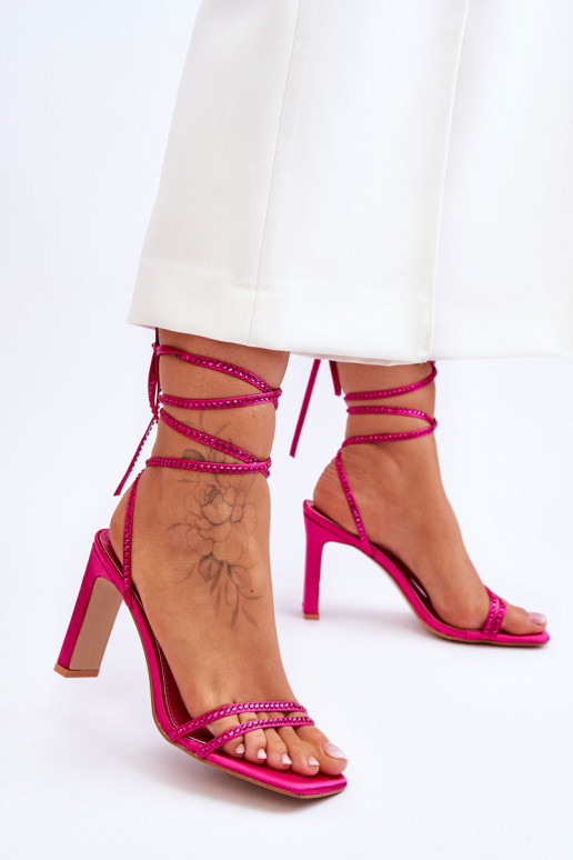 Elegantes sandalias con cordones y remaches en color rosa Nessy