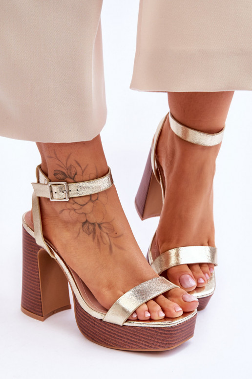Sandalias de mujer con plataforma en color dorado Marina