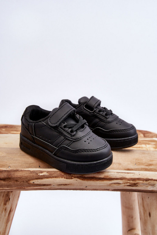 Zapatillas deportivas infantiles del modelo clásico en color negro Marlin. Zapatillas deportivas infantiles del modelo clásico en color negro Marlin.