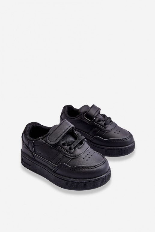 Zapatillas deportivas infantiles del modelo clásico en color negro Marlin. Zapatillas deportivas infantiles del modelo clásico en color negro Marlin.