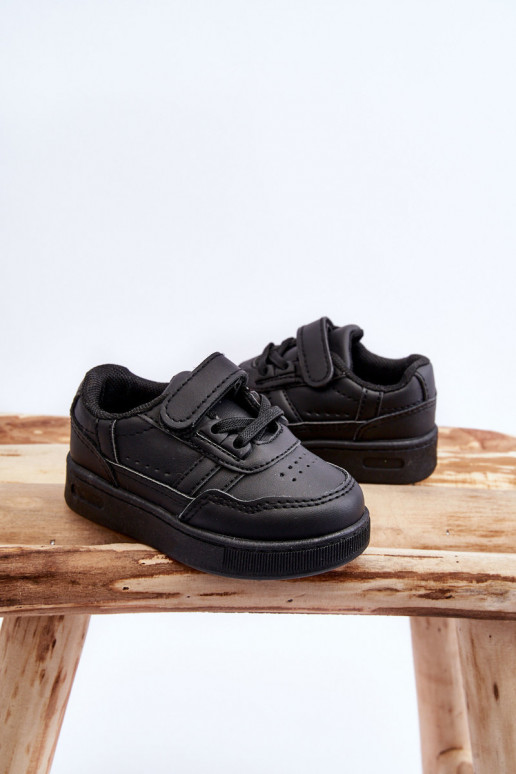 Zapatillas deportivas infantiles del modelo clásico en color negro Marlin. Zapatillas deportivas infantiles del modelo clásico en color negro Marlin.