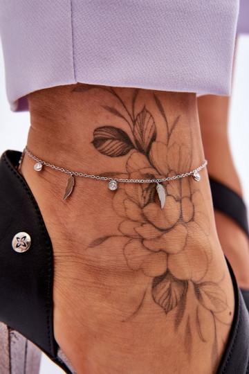 Pulsera para pierna con plumas y circonitas en color plata.