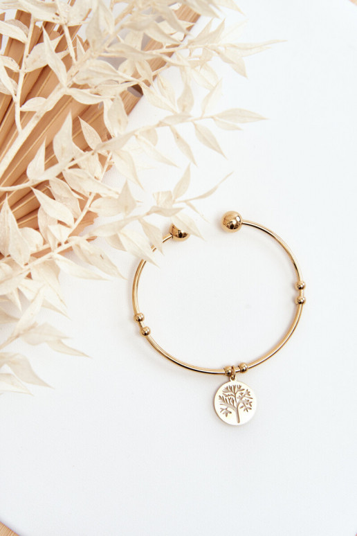 la pulsera es de oro