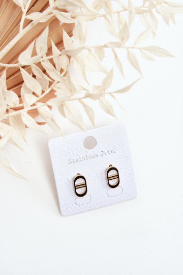 Pendientes ovalados en color dorado.