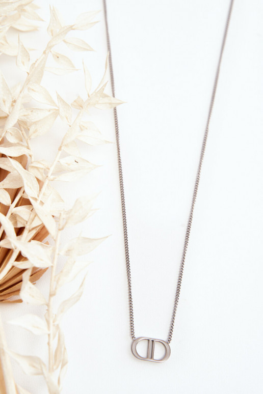 Collar elaborado en acero inoxidable en color plata.