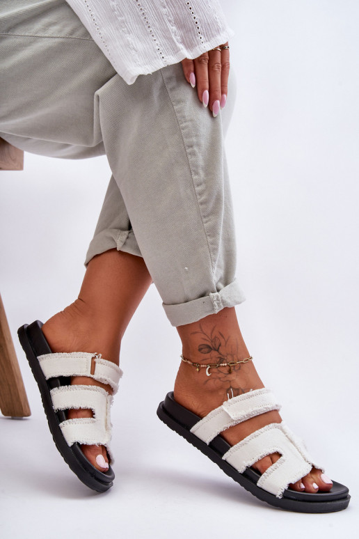 Pantuflas con cierres adhesivos en color blanco Lamirose