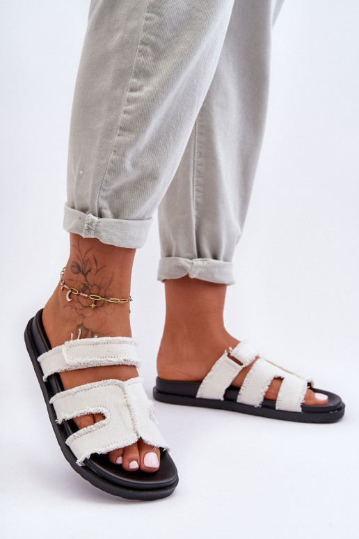 Pantuflas con cierres adhesivos en color blanco Lamirose