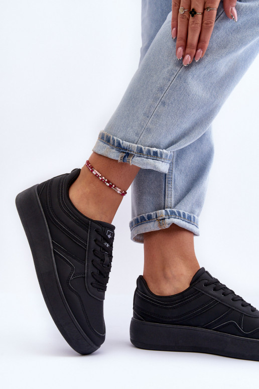 Zapatillas deportivas con plataforma en color negro Pudina. Zapatillas deportivas con plataforma en color negro Pudina.