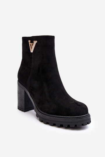 Botines de ante con adornos en negro Strong