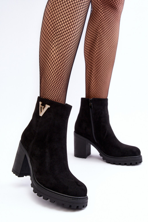 Botines de ante con adornos en negro Strong
