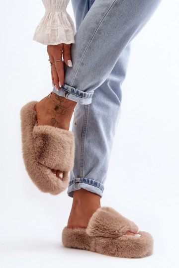 con un abrigo de piel Zapatillas Femenino beige Biella