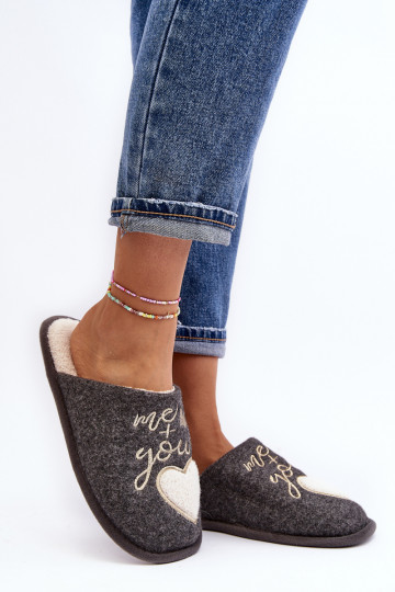 Mabira, un modelo clásico, se calienta con un atrevido modelo en color gris