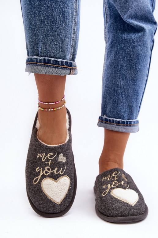 Mabira, un modelo clásico, se calienta con un atrevido modelo en color gris