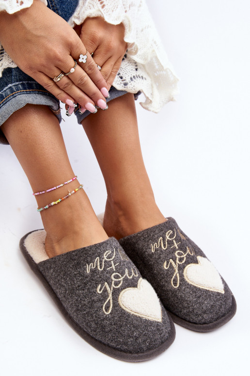 Mabira, un modelo clásico, se calienta con un atrevido modelo en color gris