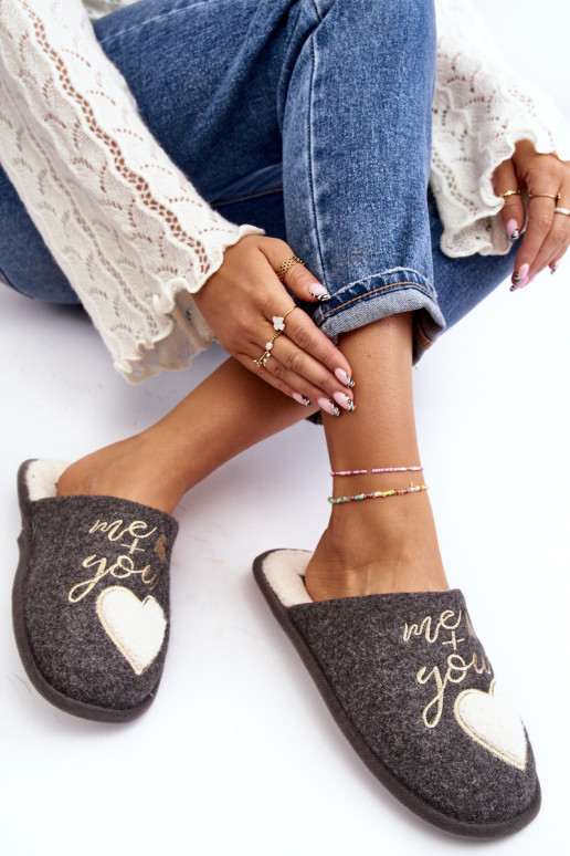 Mabira, un modelo clásico, se calienta con un atrevido modelo en color gris