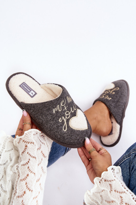 Mabira, un modelo clásico, se calienta con un atrevido modelo en color gris