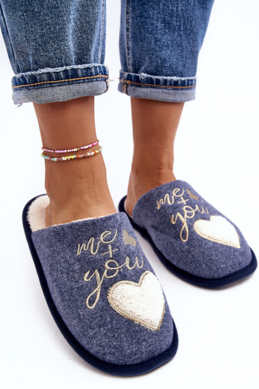 Mabira, un modelo clásico, se calienta con un atrevido modelo en color azul