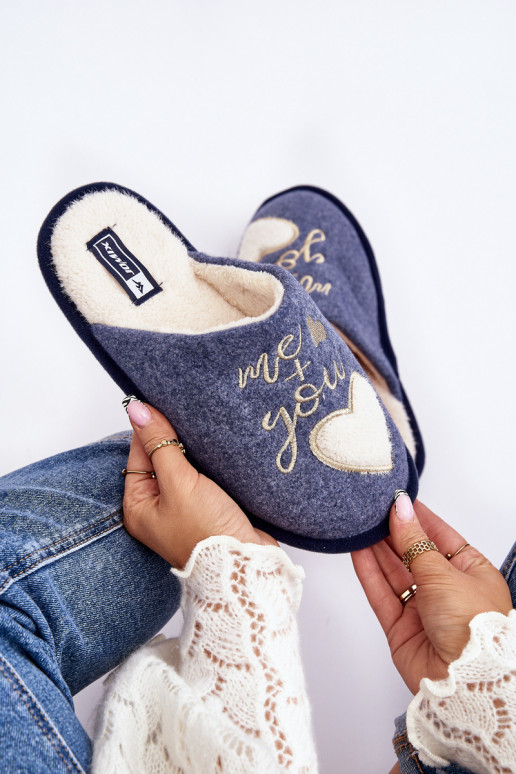 Mabira, un modelo clásico, se calienta con un atrevido modelo en color azul