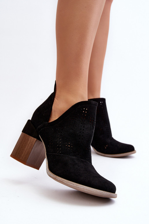 Botas de mujer Niartima con elementos calados y tacón en color negro