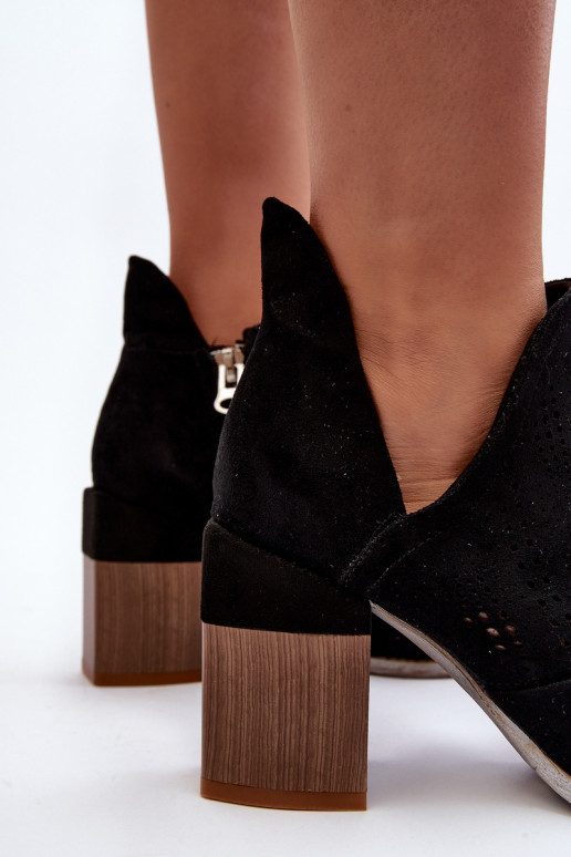 Botas de mujer Niartima con elementos calados y tacón en color negro