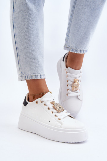 Zapatillas modelo zapatos con adornos en color blanco Celedria