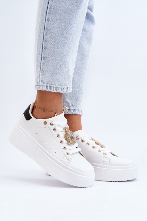 Zapatillas modelo zapatos con adornos en color blanco Celedria