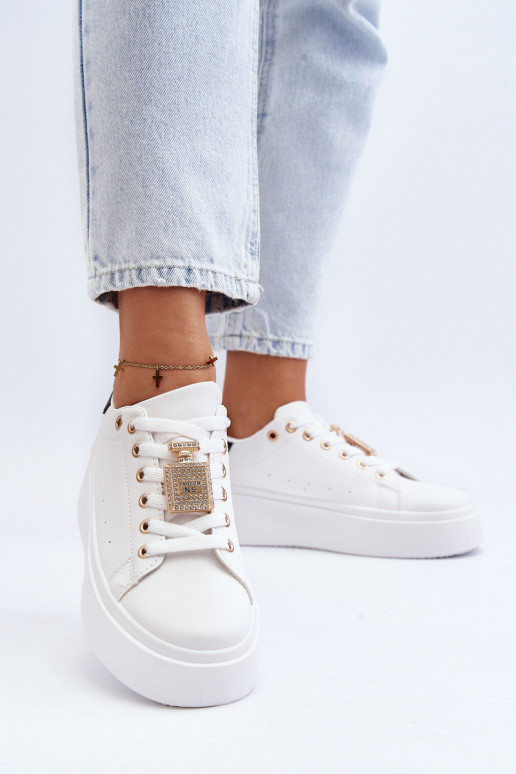 Zapatillas modelo zapatos con adornos en color blanco Celedria