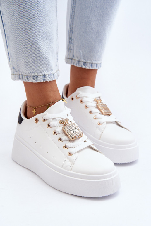 Zapatillas modelo zapatos con adornos en color blanco Celedria