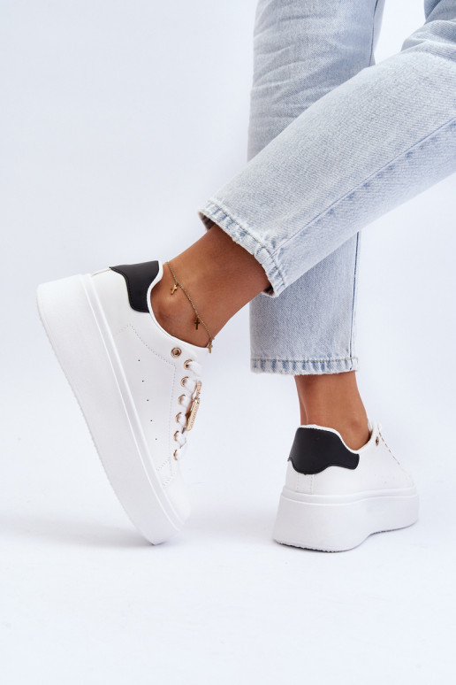 Zapatillas modelo zapatos con adornos en color blanco Celedria