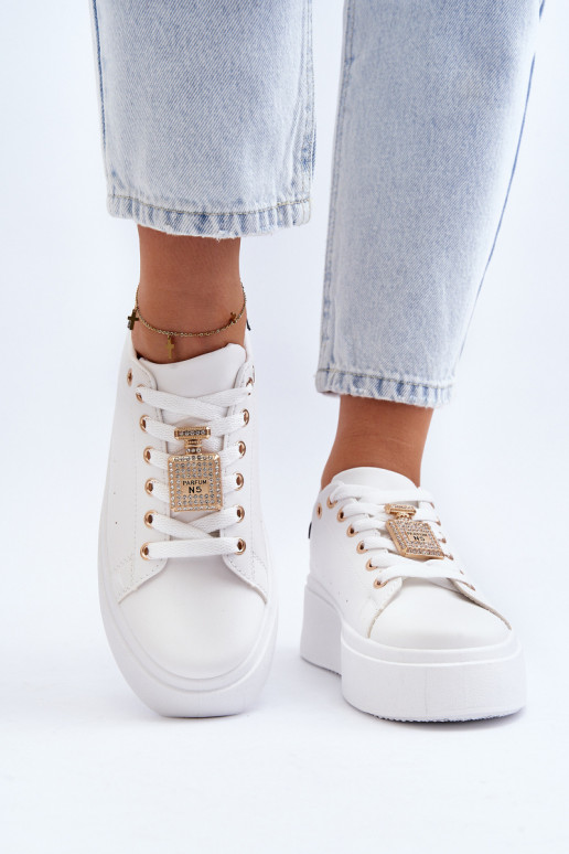 Zapatillas modelo zapatos con adornos en color blanco Celedria