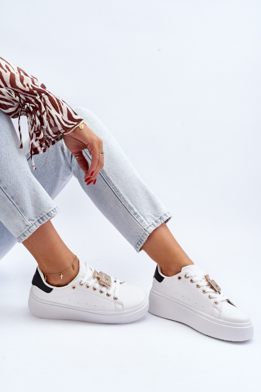 Zapatillas modelo zapatos con adornos en color blanco Celedria