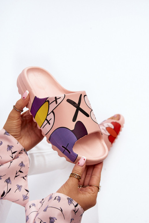 Zapatillas de goma con monstruos rosas.