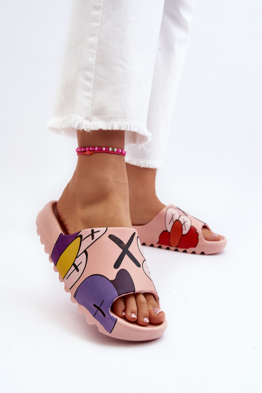 Zapatillas de goma con monstruos rosas.