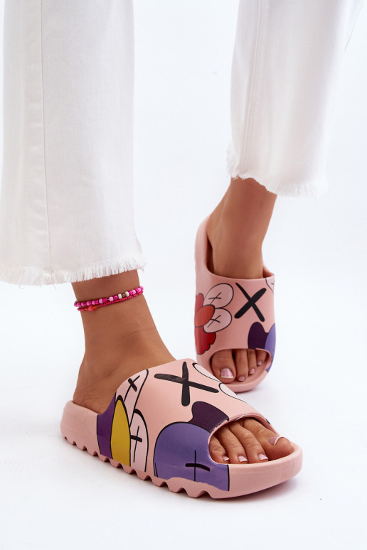 Zapatillas de goma con monstruos rosas.