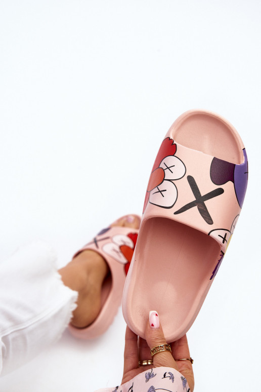 Zapatillas de goma con monstruos rosas.