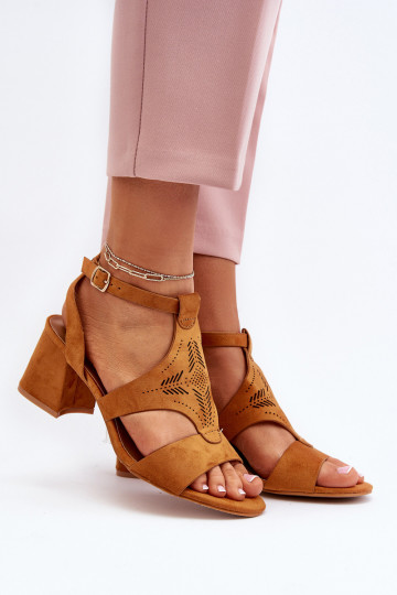sandalias con tacón bajo en color marrón Eleriva 2