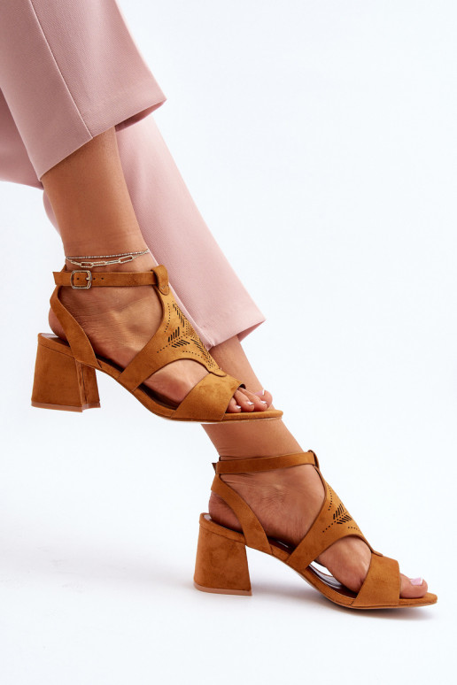 sandalias con tacón bajo en color marrón Eleriva