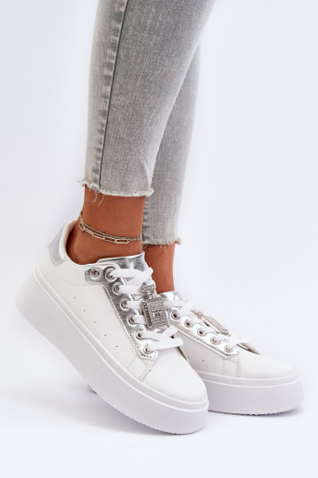 Zapatillas modelo zapatos con adornos en color blanco Celedria