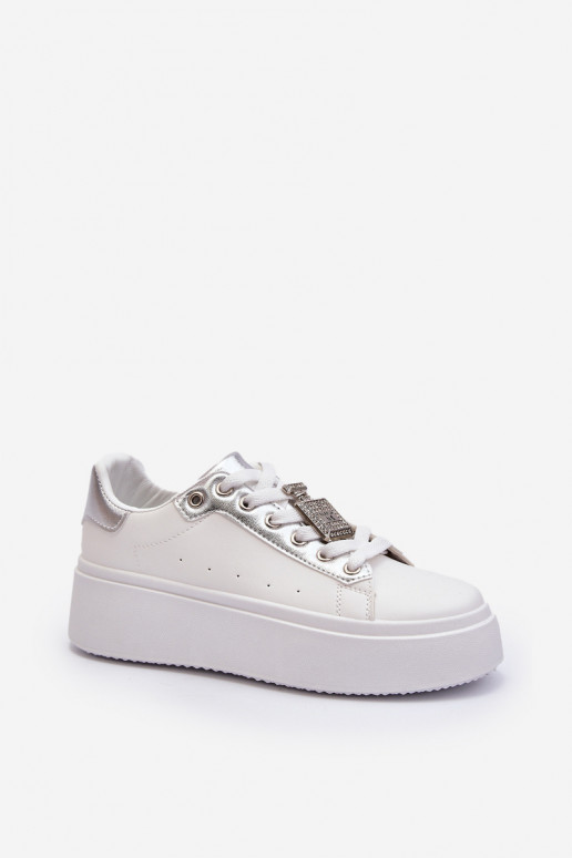 Zapatillas modelo zapatos con adornos en color blanco Celedria