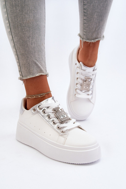 Zapatillas modelo zapatos con adornos en color blanco Celedria