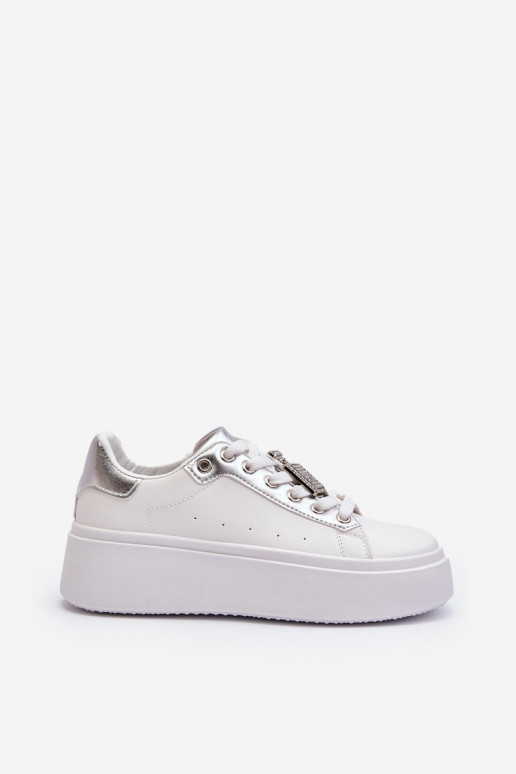 Zapatillas modelo zapatos con adornos en color blanco Celedria