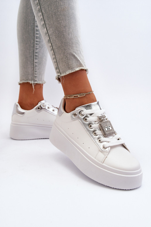 Zapatillas modelo zapatos con adornos en color blanco Celedria